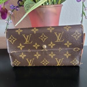 Louis Vuitton Monogram Canvas Wallet 💥